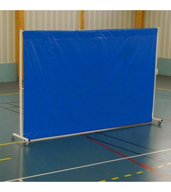 Panneau bleu pliable pour séparation d’espace sport en intérieur, sur roulettes, installé dans une salle. intégration: comment équiper sa salle de sport.