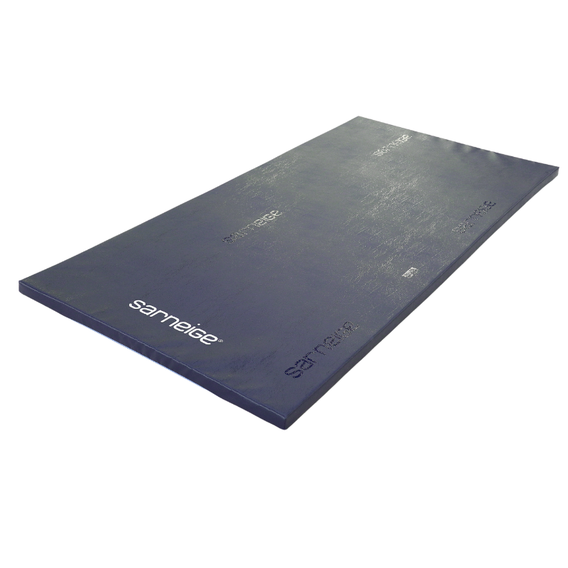 Tapis de gymnastique bleu marine posé à plat, idéal pour la gymnastique à l’école et les exercices de santé des enfants. gymnastique école bienfaits santé