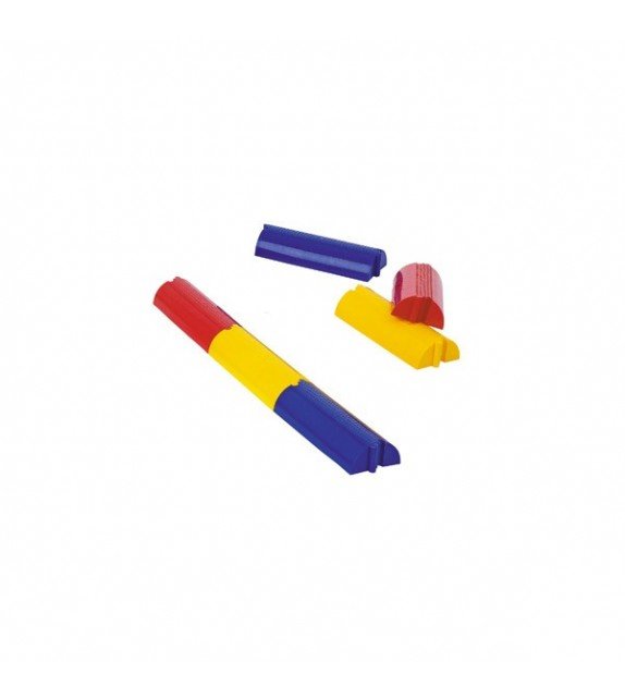 Trois spacers colorés pour parcours motricité petite enfance: segmenteurs en rouge, jaune et bleu avec pièces complémentaires assorties.