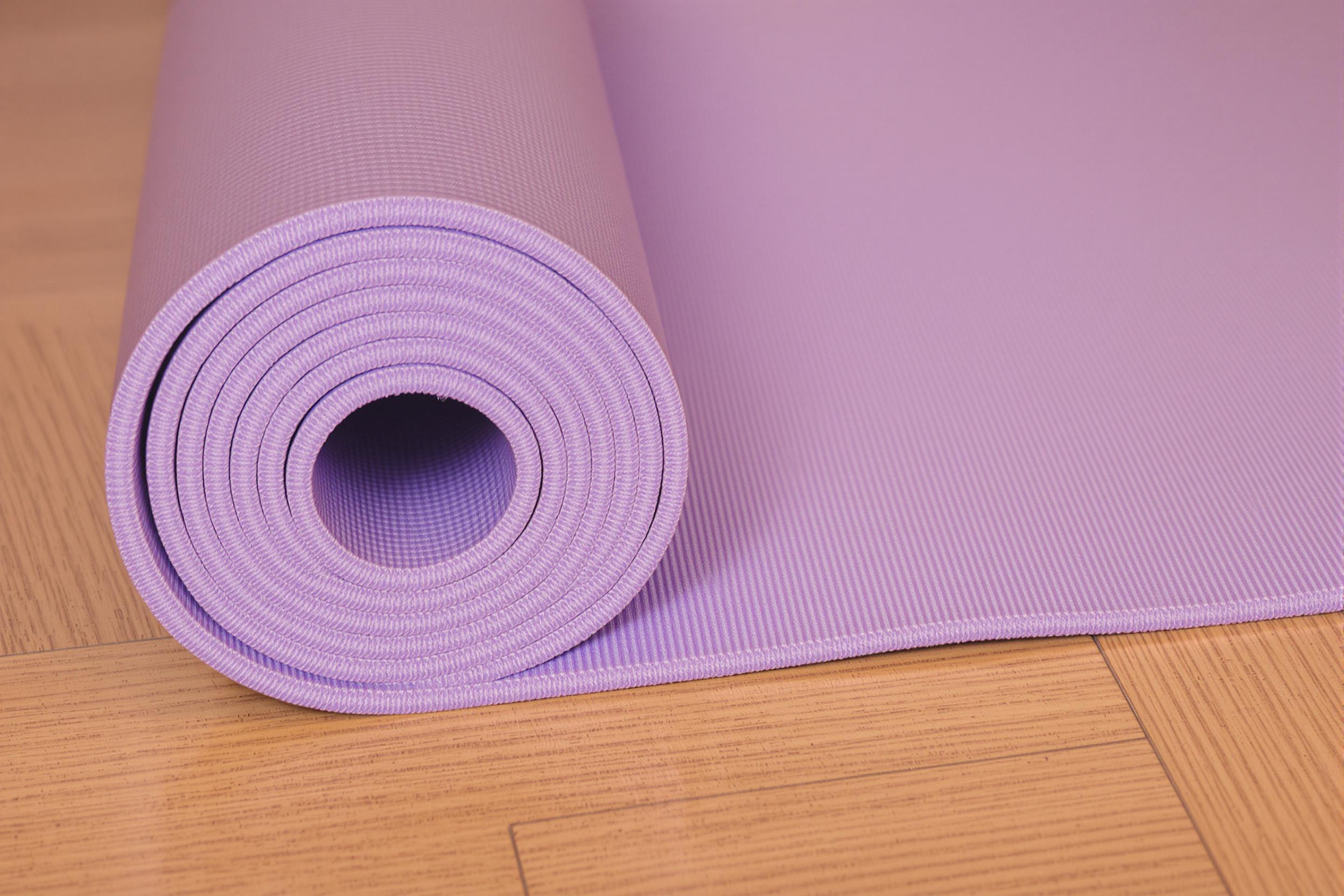 Tapis pilates professionnel roulé, prêt à l'emploi