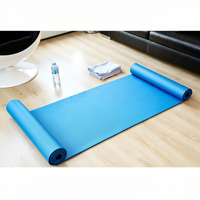 Tapis de gymnastique bleu déplié montrant son épaisseur dans un coin d'exercice à domicile lumineux