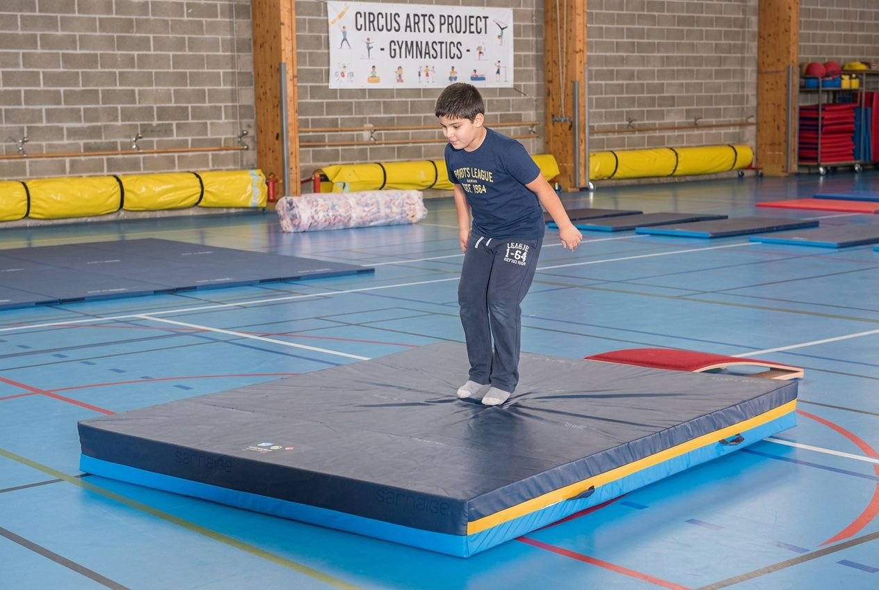 Acrobatie pour enfants à l'école primaire : le cirque en milieu scolaire